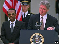 O ex-presidente haitiano Jean-Bertrand Aristide e o ex-presidente americano Bill Clinton em 1994