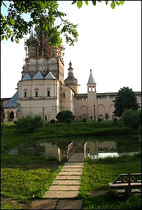 Nhà thờ đang được tu sửa trong Kremlin.