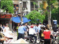 Vụ bắt hôm 29.04 gần chợ Đồng Xuân, Hà Nội-ảnh từ trang của đài RFA