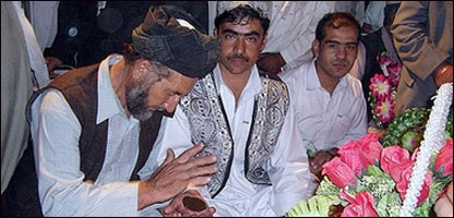 يو تن د زوم په لاس نکريزې  پورې کوي