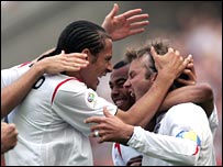 Các cầu thủ Anh ăn mừng
