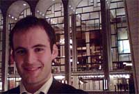 Sion Owen, y tu allan i'r Lincoln Center, cartref y Metropolitan Opera