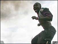 Manifestante em favela de Nairóbi