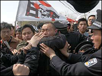 Çin polisi göstericilere müdahale ediyor (arşiv)