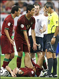 Rooney nhận thẻ đỏ trong trận gặp Bồ Đào Nha