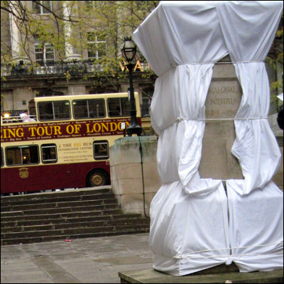 नेहरू की प्रतिमा को तोड़ा