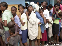 Desabrigados por inundações fazem fila para receber alimentos (foto de arquivo)