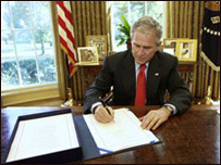 Presidente Bush sanciona pacote econômico