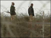 Soldados egípcios fazem vigia em área na fronteira com Gaza