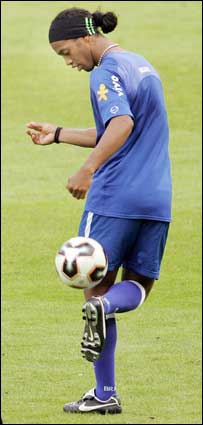 Ronaldinho Gaúcho brinca com a bola no treino desta terça-feira (foto AP)