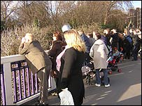 جمعيت تماشاچيان در کنار تمز