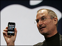 Ông chủ Apple, Steve Jobs, với iPhone
