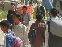 دانش آموزان سرگردان در مزارشريف