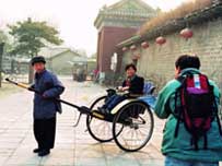 لاؤشہ کے کردار رکشا ڈرائیور