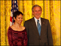 Cô Bùi Mai Khanh chụp hình với tổng thống George W Bush tại tòa Bạch Ốc