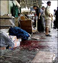 Ruas em volta da mesquita em Najaf logo depois do ataque