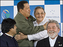 Os presidentes Evo Morales, Hugo Chávez, Raul Castro e Luiz Inácio Lula da Silva na cúpula em Sauípe