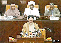 خاتمی در پارلمان سودان به هنگام سفرش به اين کشور (اواخر سال 2004)