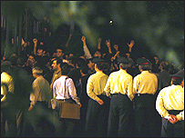 پليس گروهی دانشجوی تظاهرکننده در کوی دانشگاه تهران را محاصره کرده است