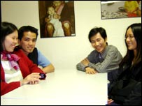 Từ trái sang: Hoài Hương, Tấn Trung, Trác Việt, Như Mai trong một buổi sinh hoạt tại Hội thanh thiếu niên Việt Nam tại Paris