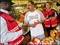 社区治安员走访商店