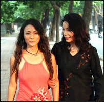 Bà Võ Thị Hảo và Uyên Ly