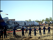 ديوار انسانی نيروی انتظامی دور هواپيما