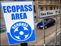 Placa indica entrada em zona do Ecopass em Milão