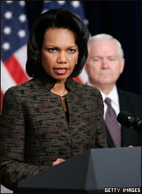 Condoleezza Rice fala e é ouvida por Robert Gates, ao fundo