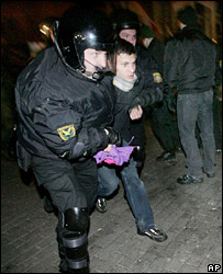 Policial retira manifestante da praça central de Minsk