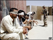 سرباز عراقی هنگام محافظت از دستگیرشدگان بعقوبه