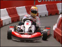 Hamilton corre de kart