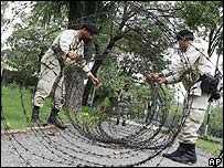 Binh sĩ giăng hào rào thép gai xung quanh Thánh đường đỏ