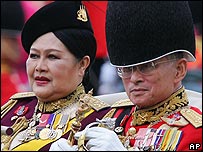 Vua Bhumibol và Hoàng hậu Sirikit 