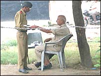 ब्रह्मपाल चालान काटता हुआ