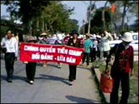 Dân lên thành phố khiếu kiện