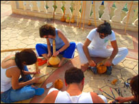 Alunos aprendem a fazer berimbaus. Foto: Tariq Saleh