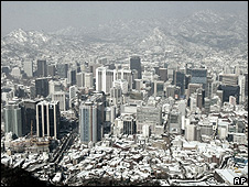 Prédios e casas cobertos de neve em Seul, Coreia do Sul