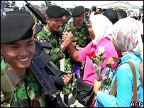 فوج واپس جاتے ہوئے لوگوں سے مل رہی ہے