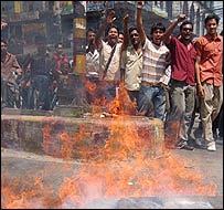 प्रदर्शन करते लोग