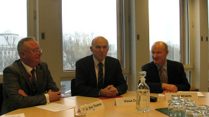 （右起）英國大學部長威利茨、商務大臣凱布爾、英國大學組織主席托馬斯在記者會上（攝影：子川）