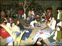 Moradores de Lima passam a noite em parque da cidade após o terremoto