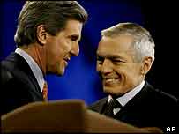 John Kerry, pré-candidato democrata à Presidência dos Estados Unidos, e Wesley Clark
