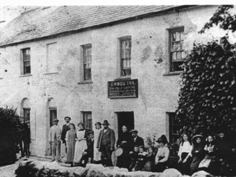 Tafarn Cwmdu Inn. Llun trwy ganiatad Hywel Jones