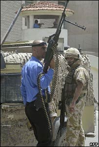 يک نظامی عراقی با يک نظامی بريتانيايی در بصره 