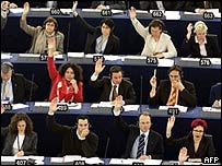 Avrupa Parlamentosu üyeleri oy kullanıyor