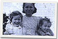 Catrin ar y chwith gyda'i chwaer Nanw a'i brawd Dic yn Nhan-ybryn