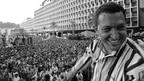 Hugo Chávez fala à multidão reunida na Plaza Caracas em 4 de fevereiro de 1998, aniversário do golpe fracassado de 1992