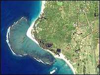 عکس ماهواره ای از ساحلی در استان آچه اندونزی پيش از برخورد امواج سونامی در سال 2003