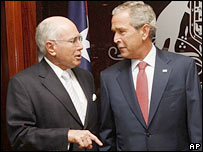 Thủ tướng John Howard (trái)